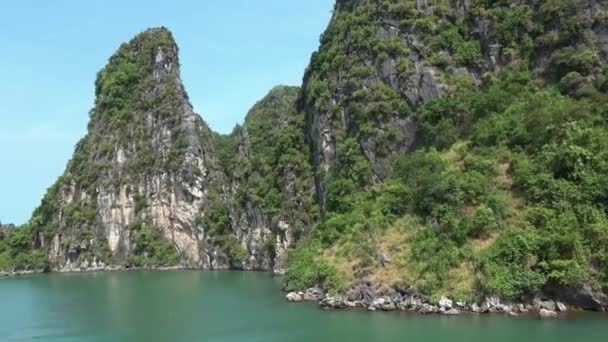 Bela Vista Das Falésias Exclusivas Calcário Karst Halong Bay Navios — Vídeo de Stock