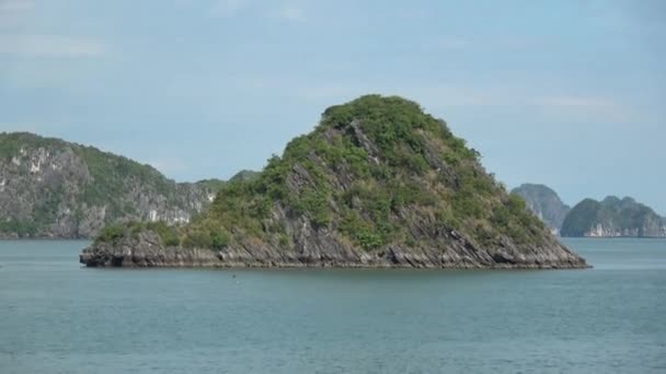 Schöne Zoom Landschaft Blick Auf Karst Kalksteinklippen Und Reiseboote Der — Stockvideo