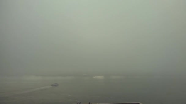 Туман Над Рекой Гудзон Плавучими Лодками Судами — стоковое видео