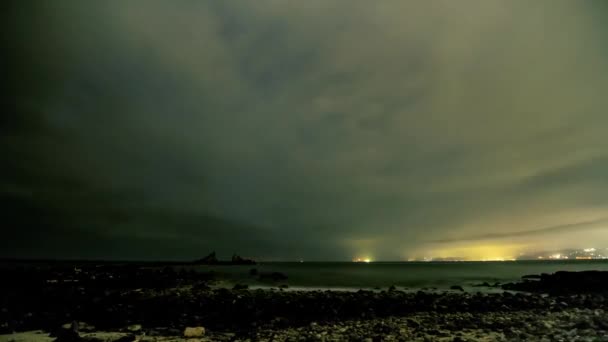 Perseides Meteor Yağmuru Altındaki Bulutların Arkasındaki Kayalık Deniz Köy Üzerinde — Stok video