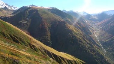  Doğal Sonbahar Vadisi ve Karlı Dağ Zirvesi