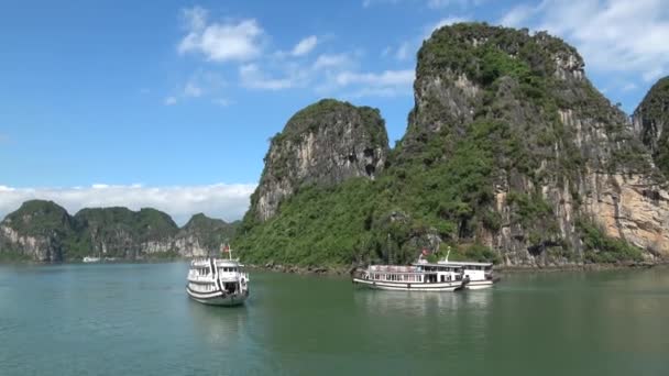 Mountain Islands Carst Limestone Cliffs Barcos Recreio Cruzeiros Halong Bay — Vídeo de Stock