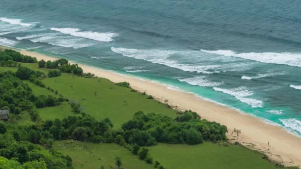 Ombak Laut Bergulir Pantai Berpasir Tropis — Stok Video