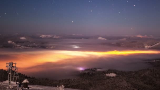 Humo Nocturno Sobre Ciudad Las Montañas Cárpatos — Vídeo de stock