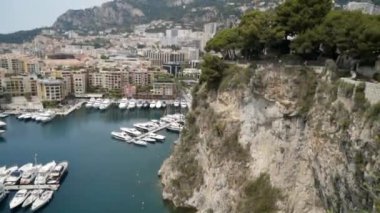  Denizde park etmiş yatları olan bir iskele.