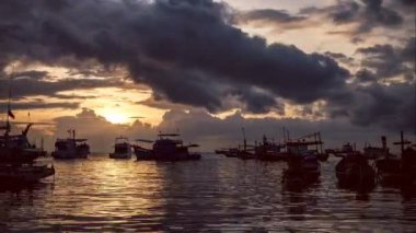 Koh Tao Sahili 'ndeki Deniz Burnu Balıkçı Teknesi Sıcak Gün batımı Saati, Çok Bulut Taşıması