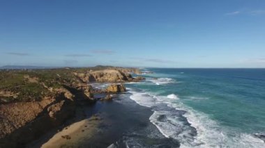  Kayalık Okyanus Kıyısı 'nın Köpüklü Dalgalar, Kamera Yükseliyor, Uzak Ufukta