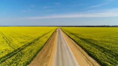 Bir yol ile çarpıcı kırsal manzara