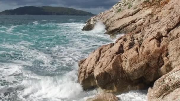 Czyste Błękitne Wody Morze Fale Przybrzeżne Łamanie Rozrzucanie Przygoda Wybrzeżu — Wideo stockowe