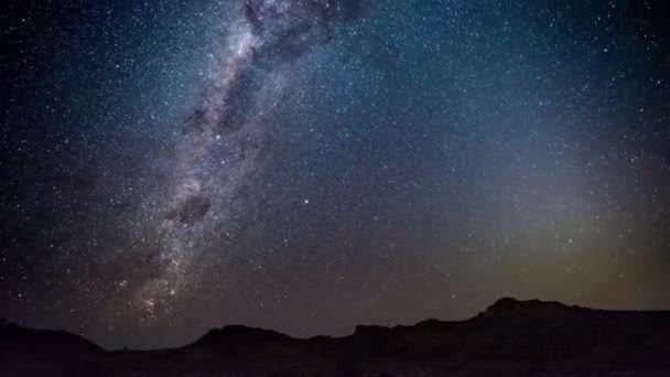Draaiing van de Melkweg en sterren in de Namibische woestijn, nachtelijke hemel in Afrika — Stockvideo