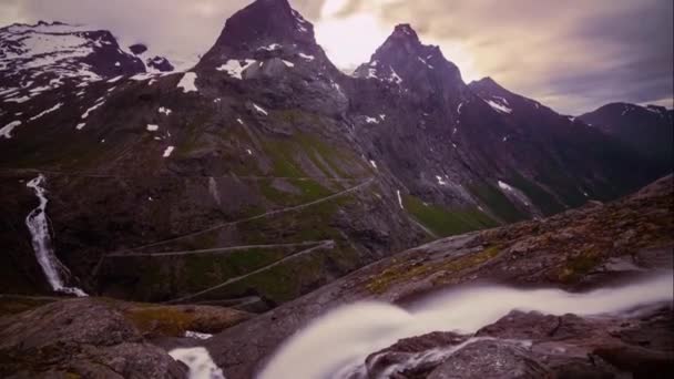 Malerische Zeitraffer Wolken Schweben Über Den Felsigen Bergen Norwegens Mit — Stockvideo