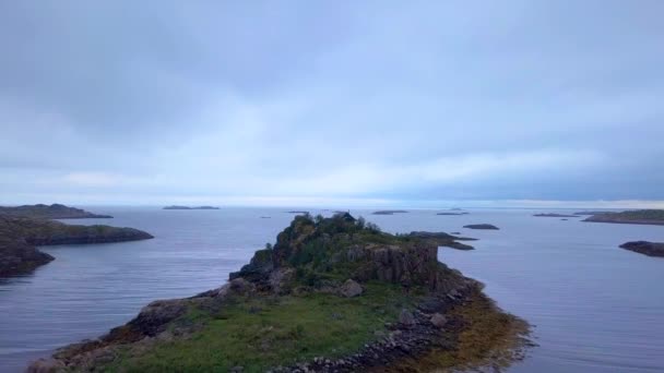 Casa Escandinava Sobre Promontorio Del Mar Noruega — Vídeo de stock