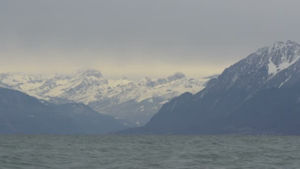 Schneebedeckte Berge Der Nähe Eines Sees — Stockvideo