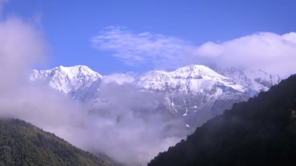 Sneeuwpieken Bewegende Wolken — Stockvideo