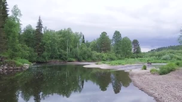 Naturalne Tło Wąską Rzeką — Wideo stockowe