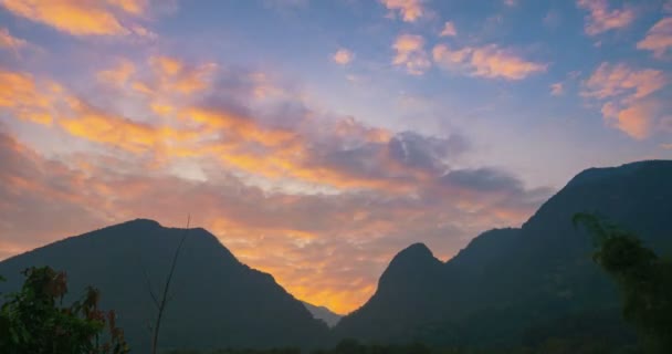 Tijd Verstrijken Zonsondergang Kleurrijke Hemel Wolken Dramatisch Berglandschap Vallei Laos — Stockvideo