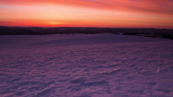 ノルウェーの氷結した雪の平原上のタイムラプス日の出の風景高い姿勢 — ストック動画