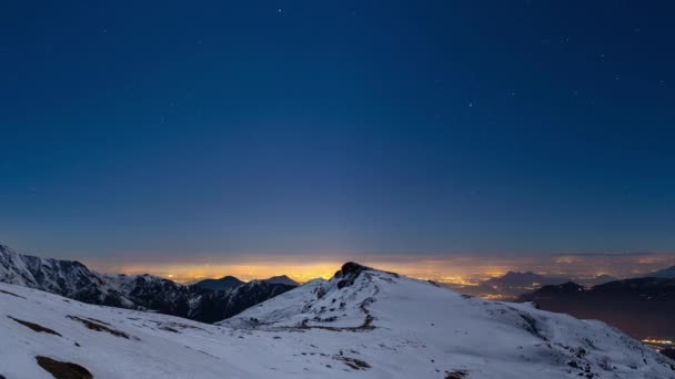 Turiner Stadtbeleuchtung Nachtpanorama Von Den Schneebedeckten Alpen Bei Mondschein Mit — Stockvideo