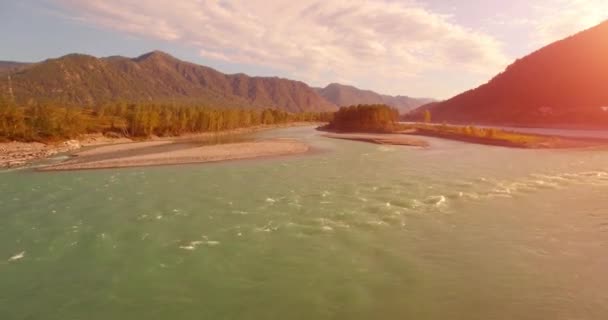 Uhd Aerial View Низкий Полет Над Свежей Холодной Горной Рекой — стоковое видео