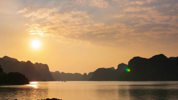 Vietnam Cat Bucht Bei Sonnenuntergang Mit Schwimmenden Fischerbooten Auf Dem — Stockvideo
