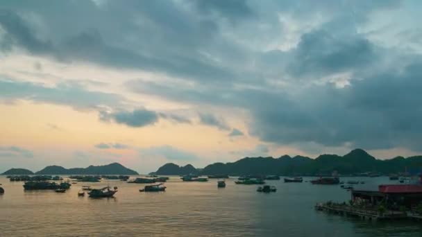 夕阳西下的越南猫湾 海面上漂浮着渔船 热带多云的天气 五彩斑斓的天空和地平线上的岛屿轮廓 — 图库视频影像