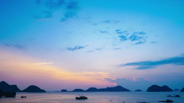 Vietnam Cat Bay Při Západu Slunce Plovoucí Rybářské Lodě Moři — Stock video