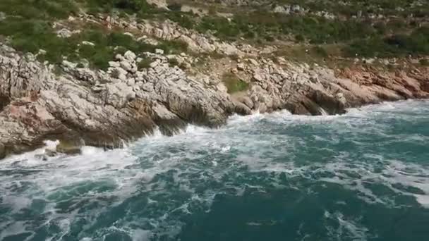 Fale Breaking Kamienistej Plaży Tworząc Spray — Wideo stockowe
