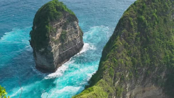 インドネシア バリ島ヌサペニダ島ケリングキングビーチの岩層付近の海の波 — ストック動画