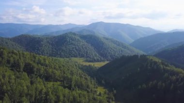 Güzel Dağ Nehri 'nin ve Güzel Orman' ın üzerinde uçarken