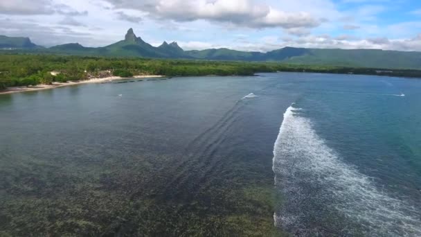 在毛里求斯岛海岸线附近的度假区 无人驾驶飞机飞越浅海 — 图库视频影像