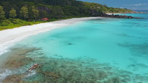 塞舌尔 拉迪古岛 大湾海景 水晶清澈蓝海湾 — 图库视频影像