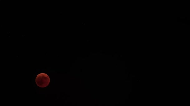 月食の時間は 影から明るく火星へと赤い満月を過ぎていきます — ストック動画