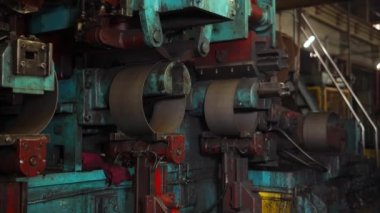 Çelik Tekerlek Üretim Tesisinin Atölyesinde Otomatik Kaynak Makinesi