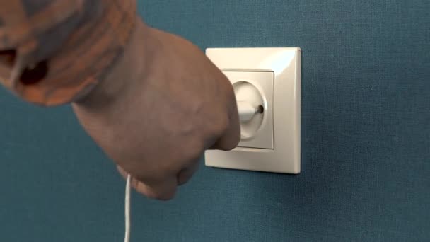 Een Man Steekt Een Telefoonoplader Een Stopcontact Rosette Muur Met — Stockvideo