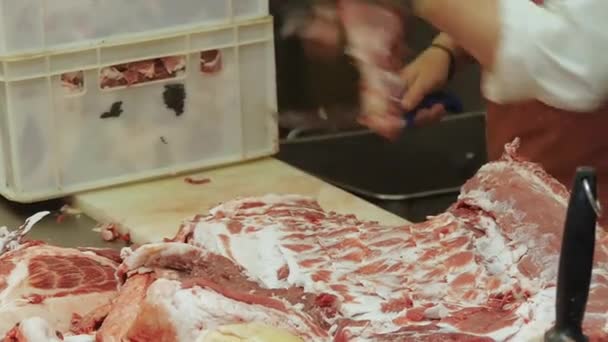 Açougueiro Corta Uma Carne Crua Fresca — Vídeo de Stock