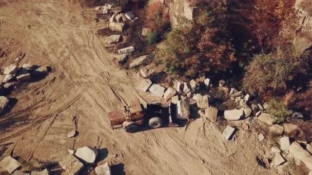Bulldozer Con Cubo Está Llevando Una Piedra Grande Cerca — Vídeos de Stock