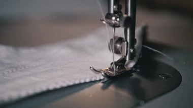 Dikiş Makinesinin Dikiş İğnesinin Yavaş Çekimde Kumaşı Dilimleyen Şırıngası