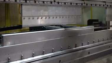 CNC bükme makinesi. Makine metal kısmı büker. 