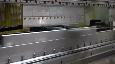 CNC bükme makinesi. Makine metal kısmı büker.