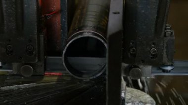 Metal Boru Kesen Makineler. Modern Metal Santrali Makinesi Metal Boruyu Kesiyor