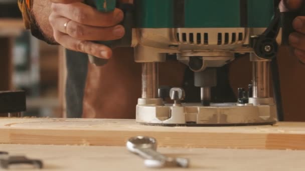 Столярная Промышленность Человек Рабочий Вырезает Узоры Деревянной Доски — стоковое видео