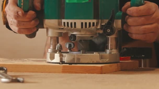 Zimmereiindustrie Arbeiter Schneiden Die Muster Aus Der Holzplanke — Stockvideo