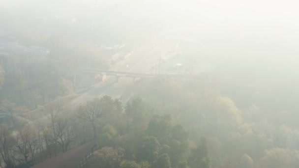Cidade Dense Smoke Aerial Voando Sobre Estrada Com Carros Uma — Vídeo de Stock