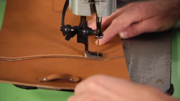 工場で革製品を縫製するマスターハンドのショットを閉じる — ストック動画