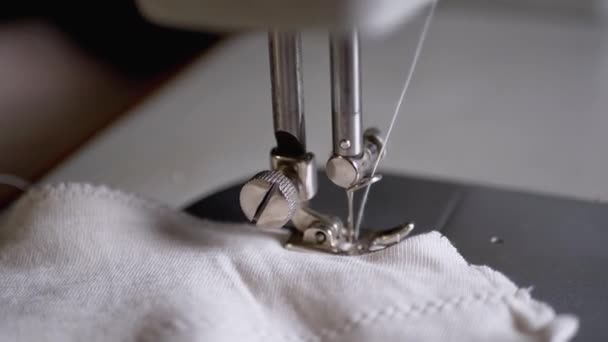 Varrógéptű Közeli Felvétele Menetvágó Tűvel Pierces Fabric Slow Motion — Stock videók