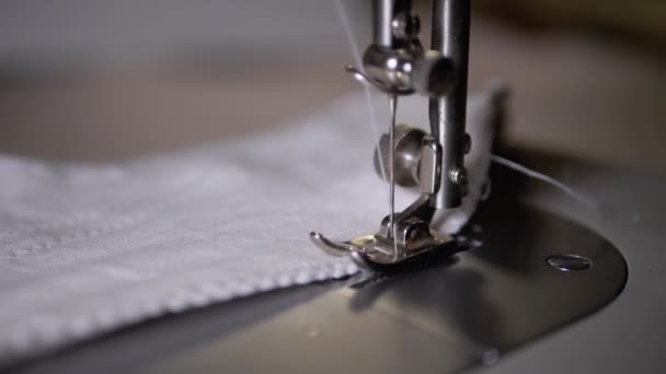 Varrógéptű Közeli Felvétele Menetvágó Tűvel Pierces Fabric Slow Motion — Stock videók