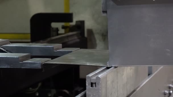 Cnc曲げ機 機械は金属部分を曲げ — ストック動画