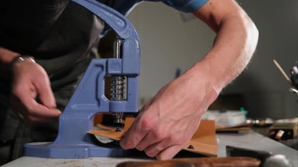 Handwerker arbeitet in Werkstatt mit Spezialmaschinen — Stockvideo