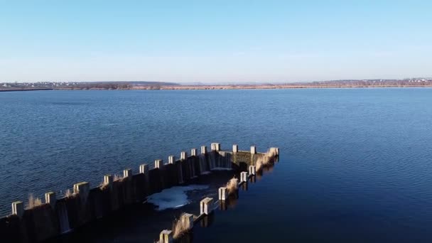 Lago Barragem Sob Azul Céu Nublado Aero — Vídeo de Stock