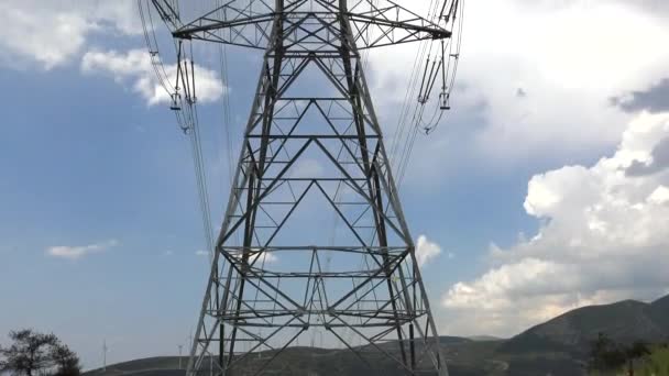 Patrząc Transmission Overhead Power Tower Line Kierunku Nieba — Wideo stockowe